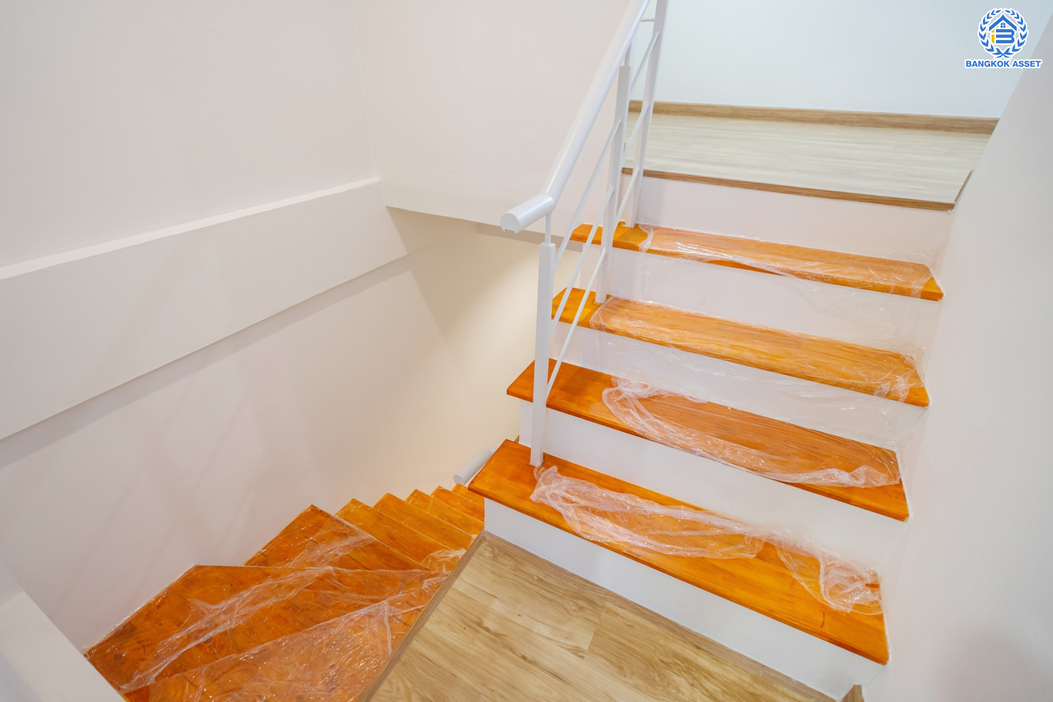 ทาวน์เฮ้าส์มือสองนนทบุรี ม.สรานนท์ ติวานนท์-ปากเกร็ด ทาวน์เฮ้าส์ 3ชั้นครึ่ง เนื้อที่ 18 ตร.ว. ฟังก์ชัน 4 ห้องนอน 3 ห้องน้ำ จอดรถได้ 2 คัน พร้อม Living Room กว้างขวาง บนทำเลติดถนนติวานนท์ ใกล้เซ็นทรัลแจ้งวัฒนะ และรถไฟฟ้าสายสีชมพู "สถานีแยกปากเกร็ด"